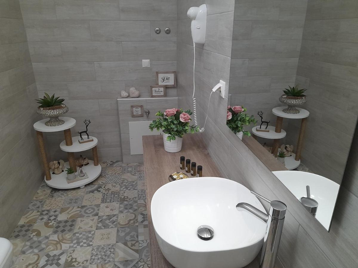 Alisachni Apartment Kini Bagian luar foto